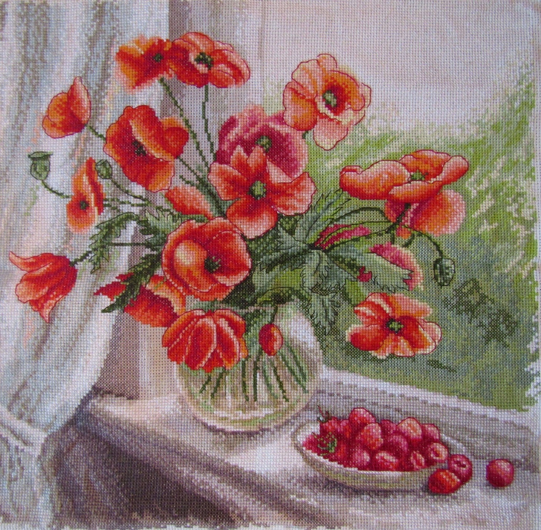 Juli forfatterens korsstingbroderi av blomster.