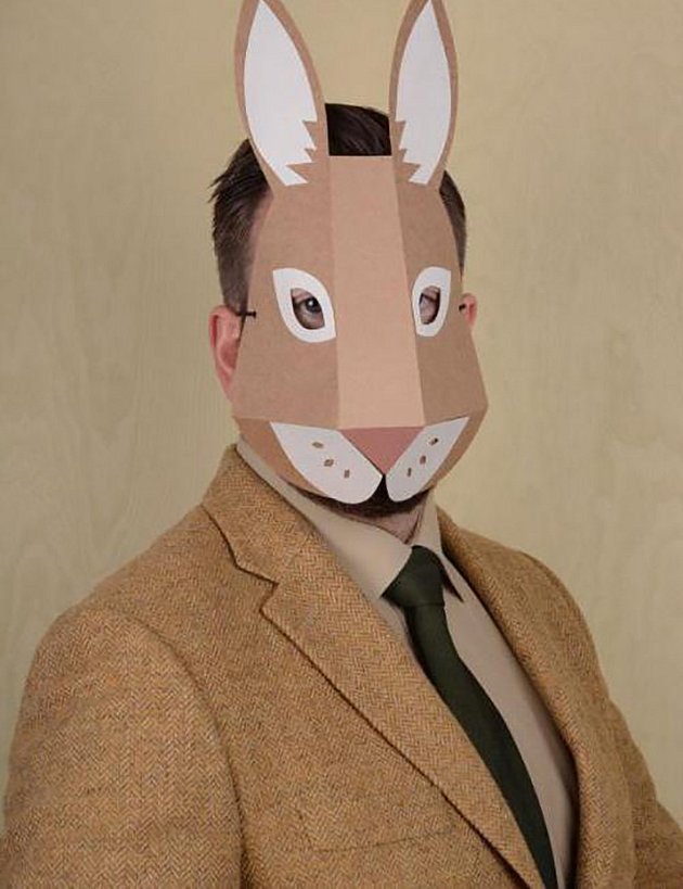 Kaninmaske laget av papp