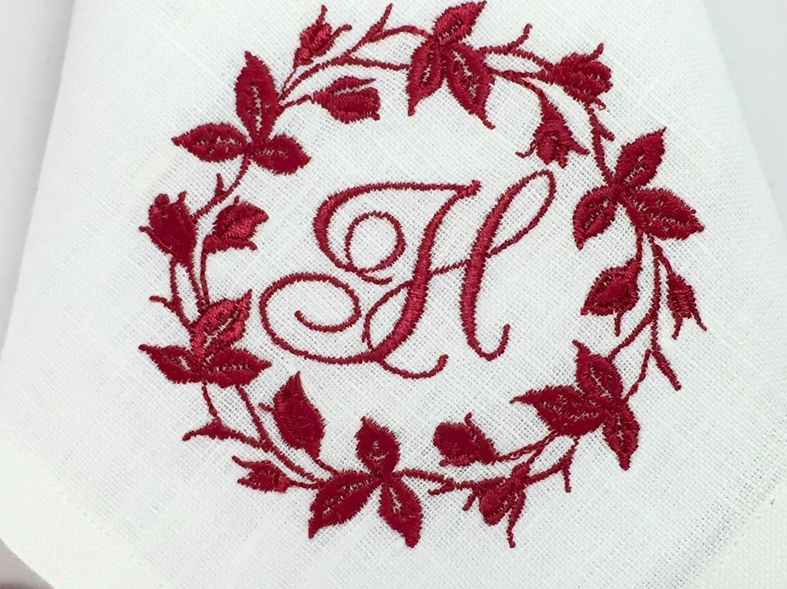 Monogrambroderi med satengsøm