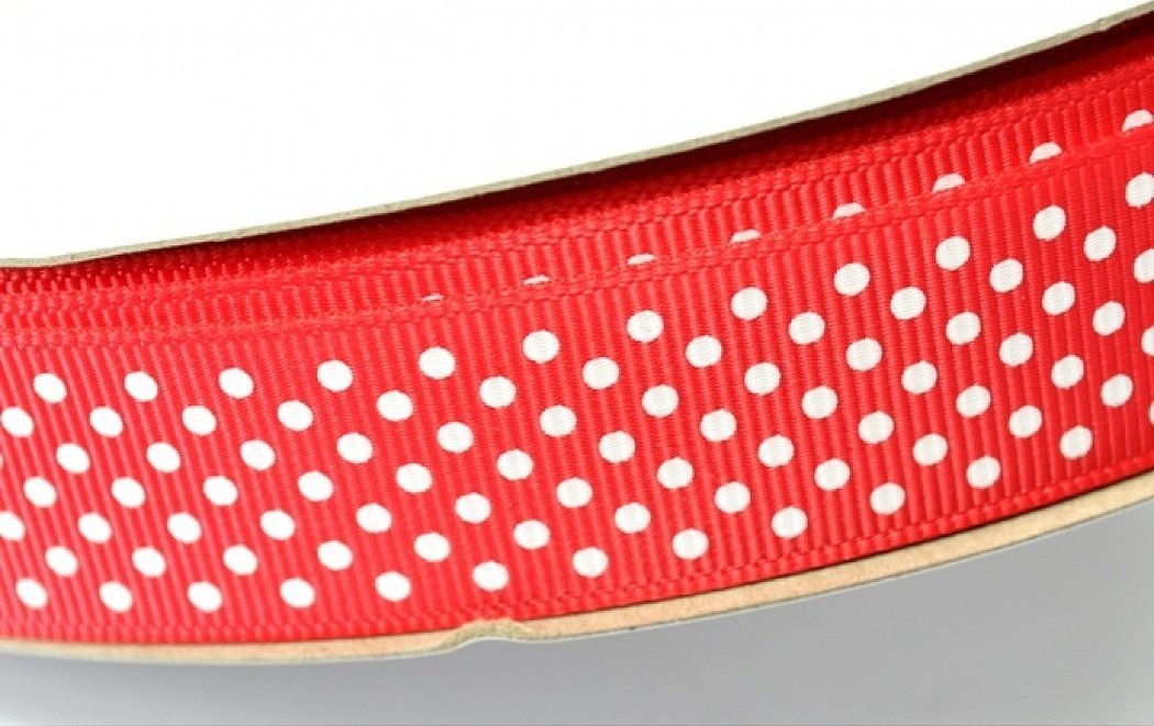 Materiale med polkadottrykk