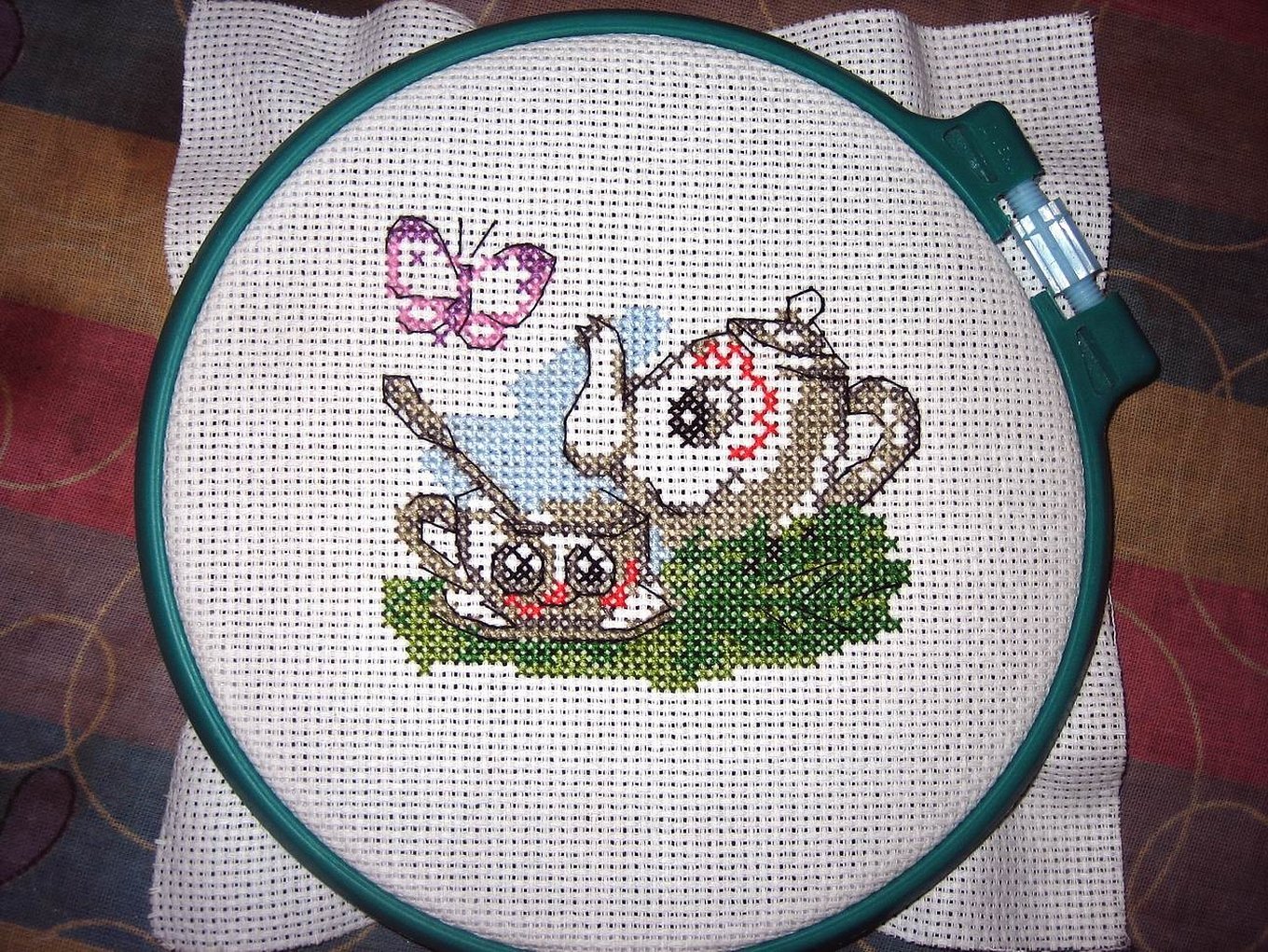 Prosessen med broderi på putevar