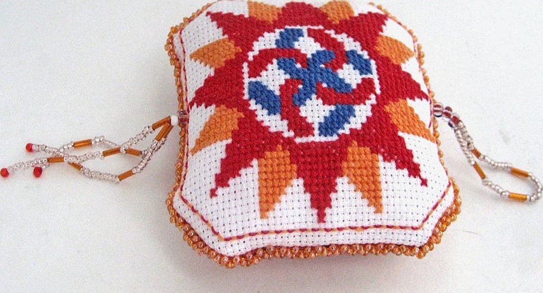 Broderi av bryllupsamulett