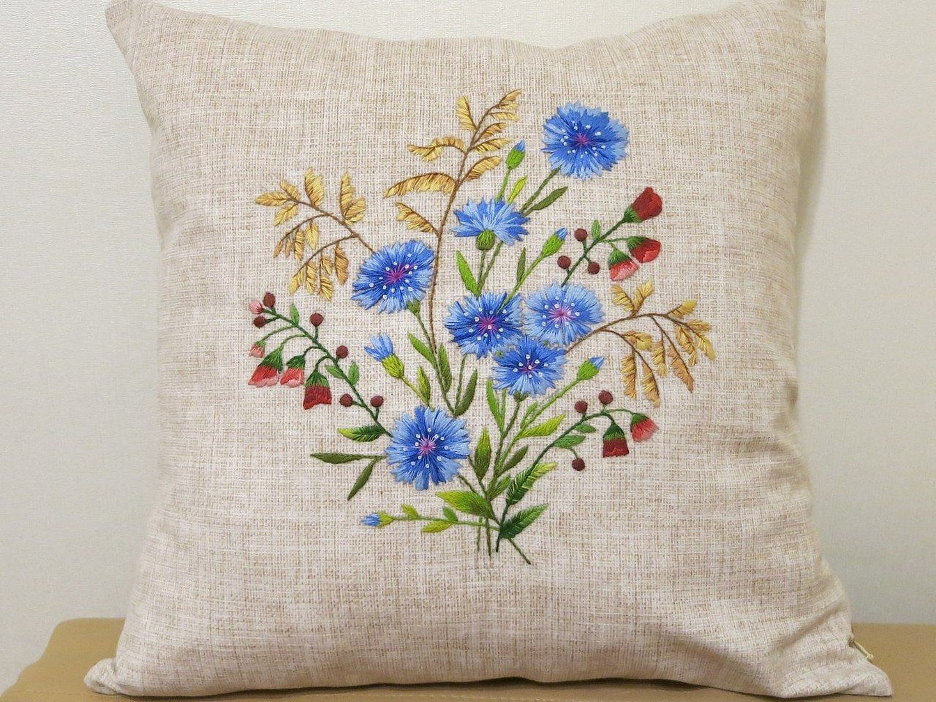 Dekorere en pute med et blomstermotiv