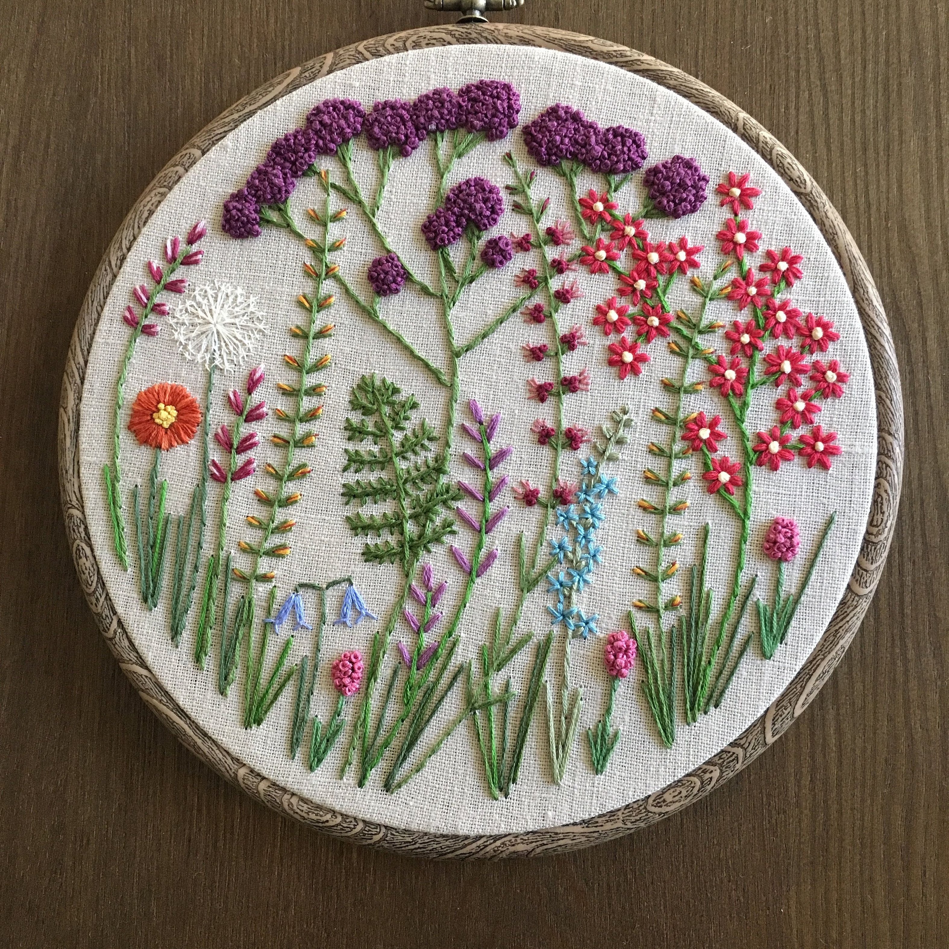 Broderi av ville blomster