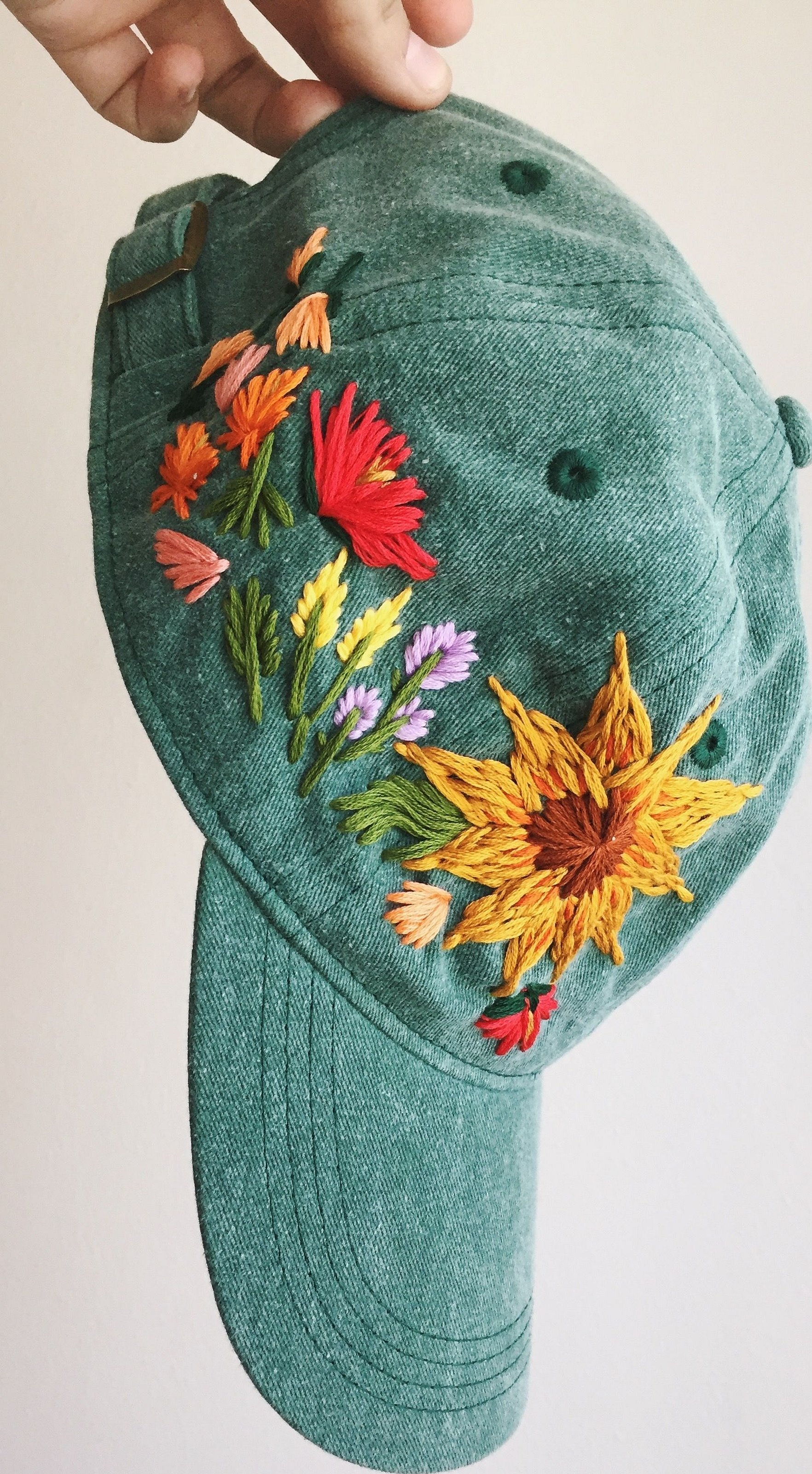 Blomstermotiver på hodeplagget