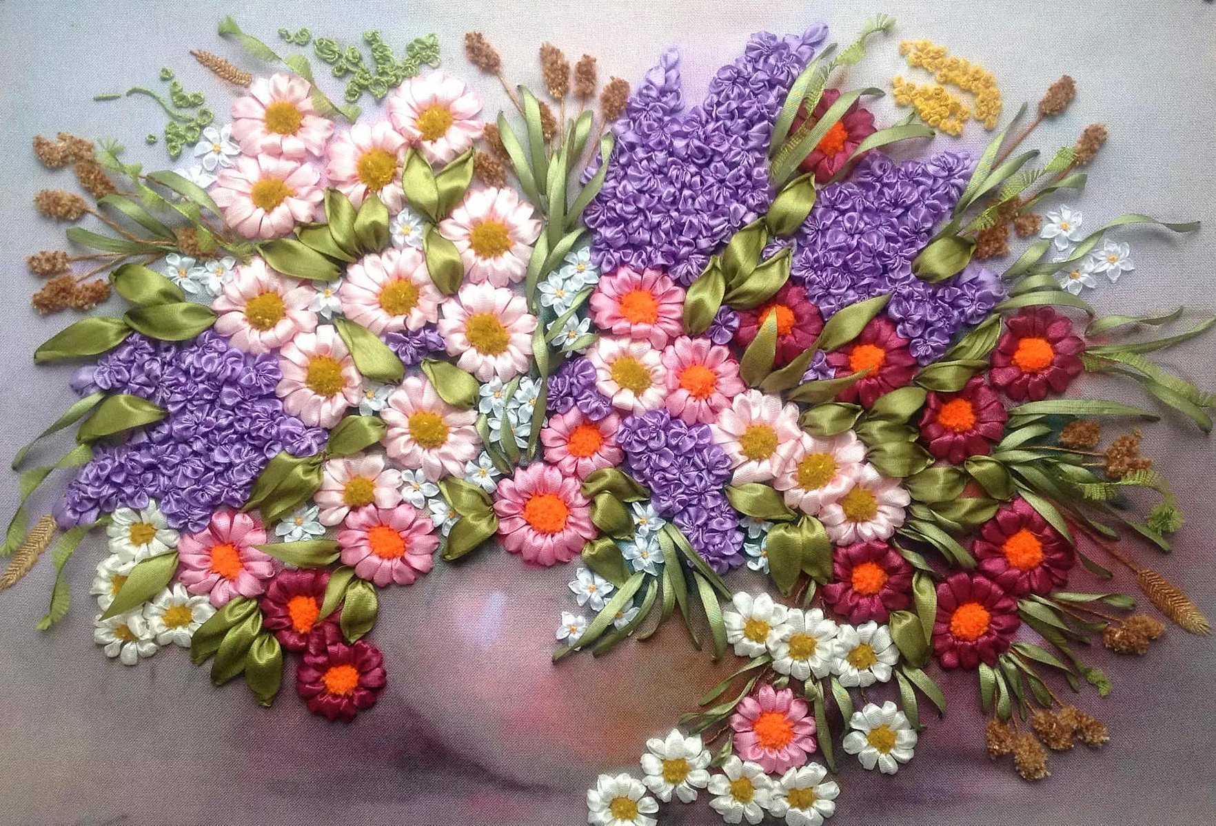 Broderi av blomster fra bånd