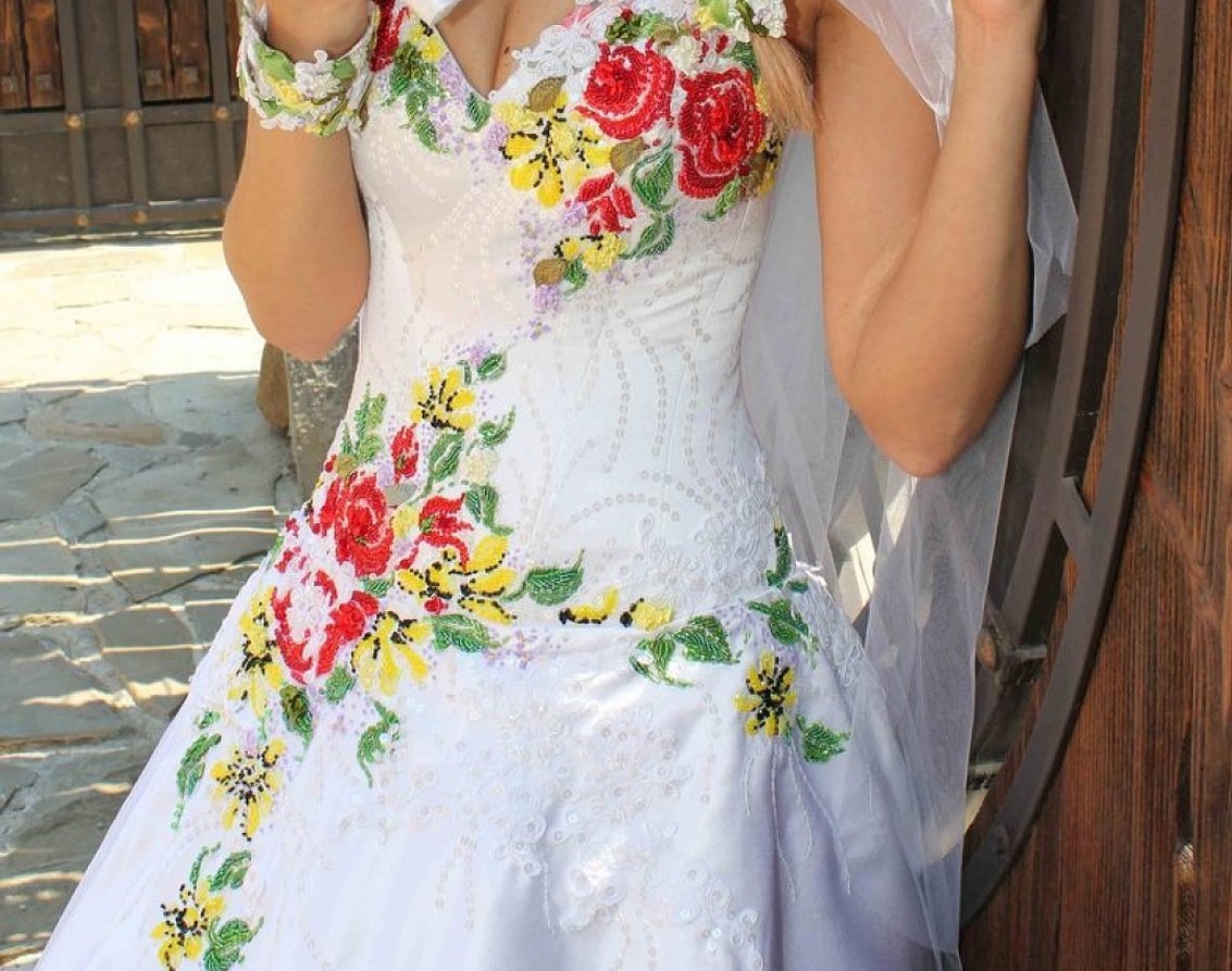 Brodert brudekjole
