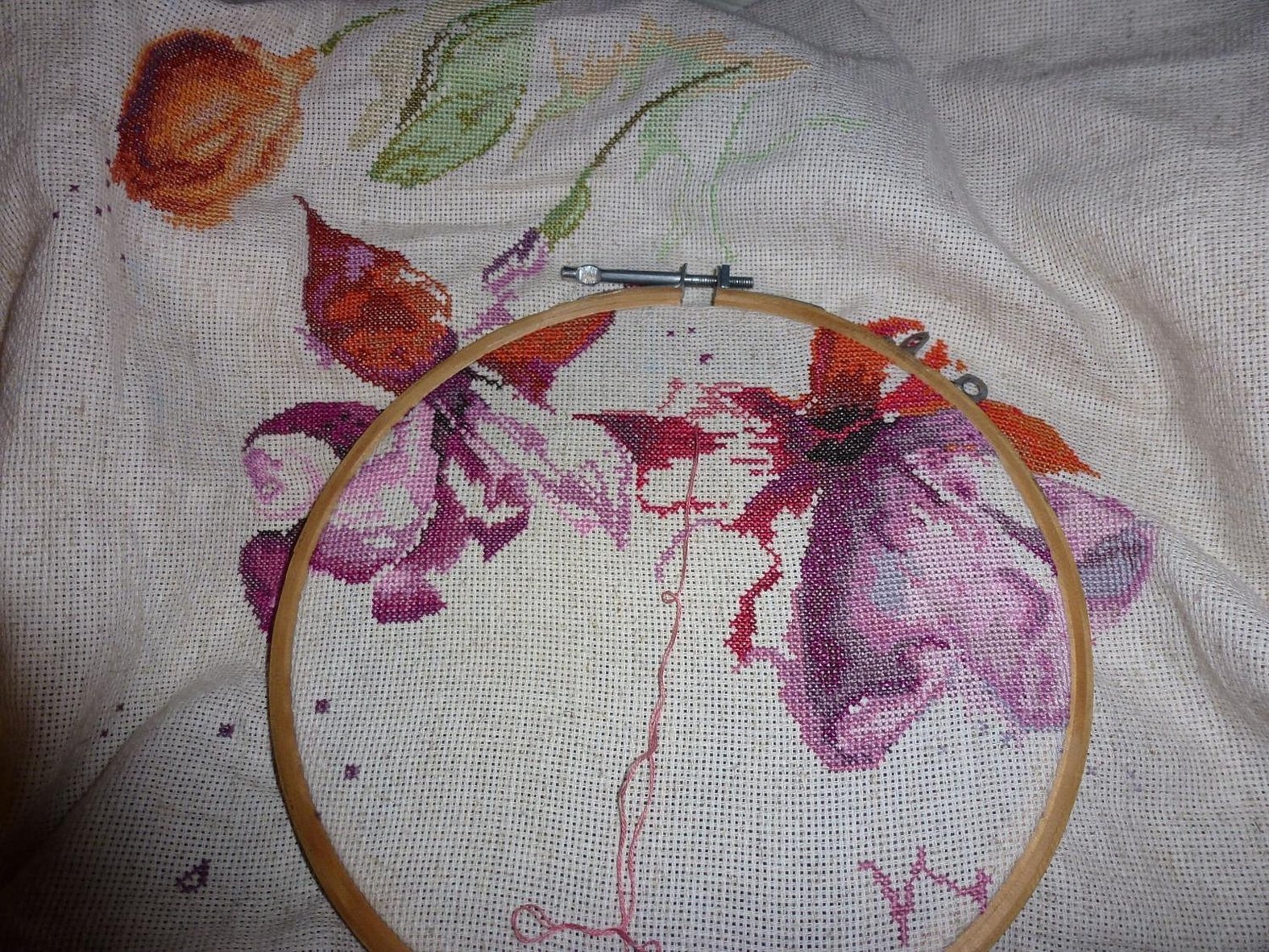 Prosessen med broderi på lin