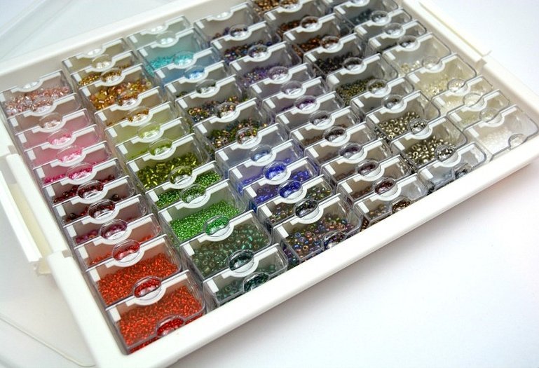 Det er mer praktisk å oppbevare perler i en spesiell beholder.