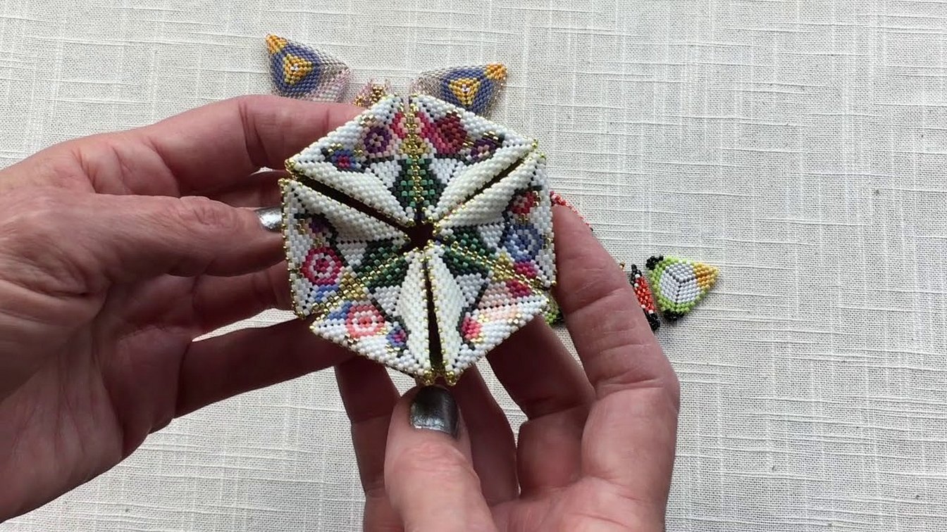 Blomsterdekor med perler