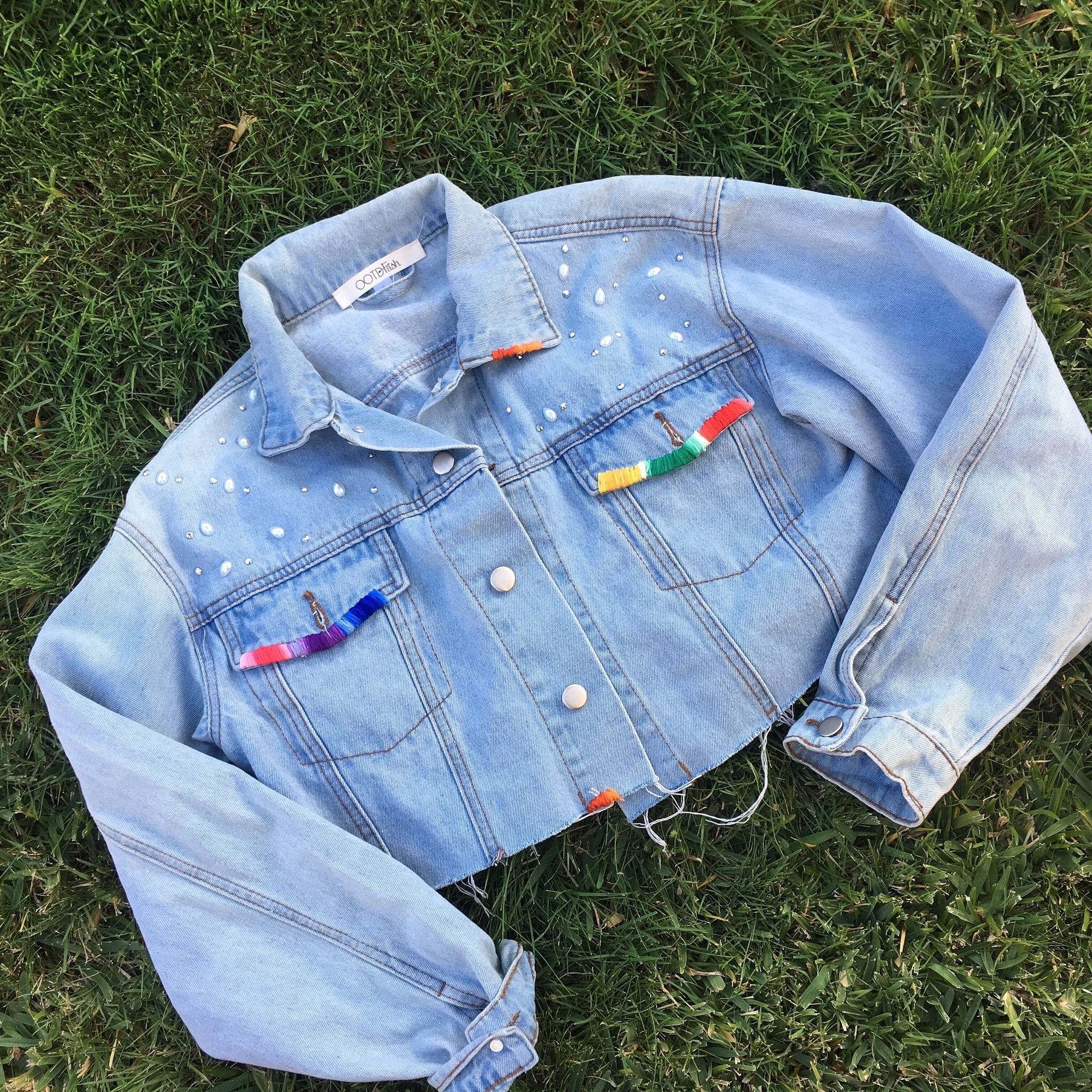 Beskåret denimjakke med broderte lommer