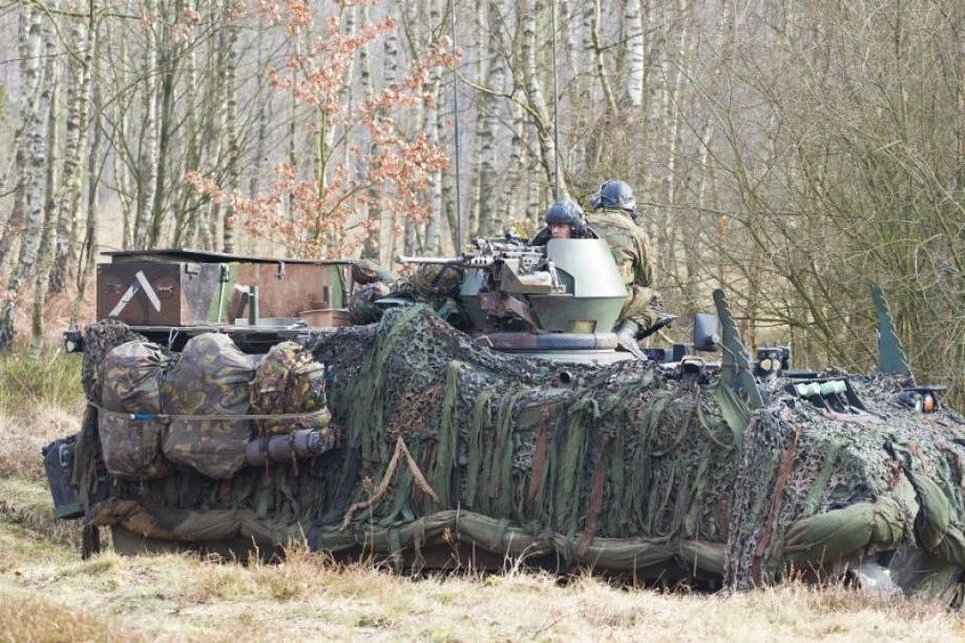 Skjule militært utstyr under kamuflasjemateriale