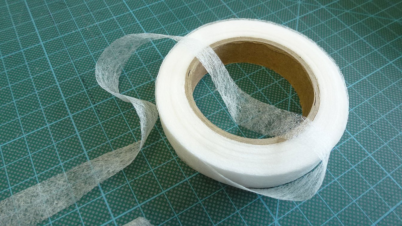 Noen ganger, for en mer nøyaktig søm av krinolinen, brukes tape.