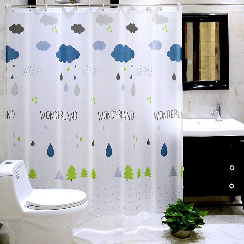Det delte badet og toalettet er atskilt med et forheng