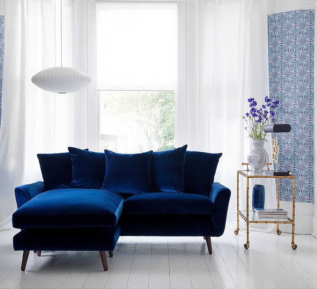 Mørkeblå sofa i et moderne interiør