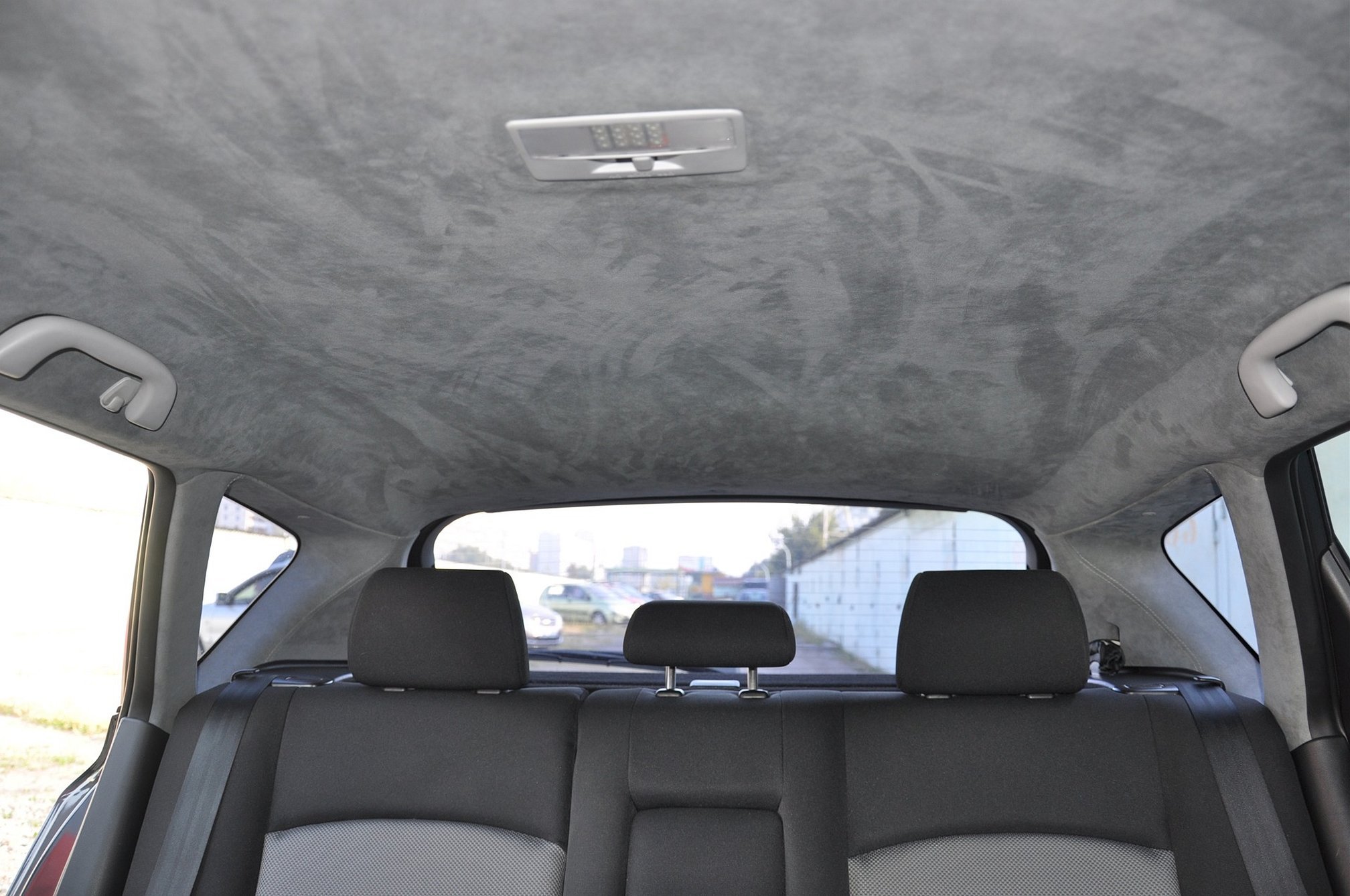 Come coprire il soffitto di un'auto