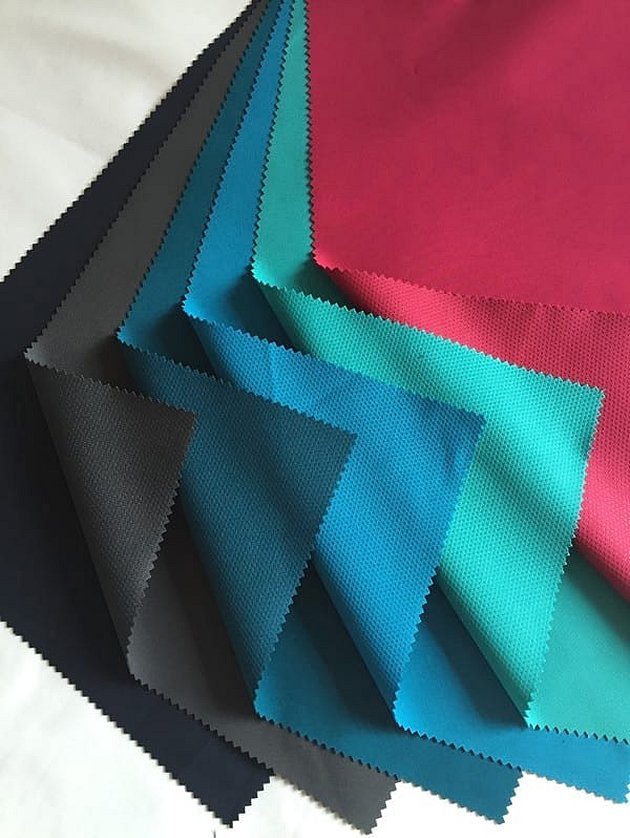Stoffet kommer i en rekke farger