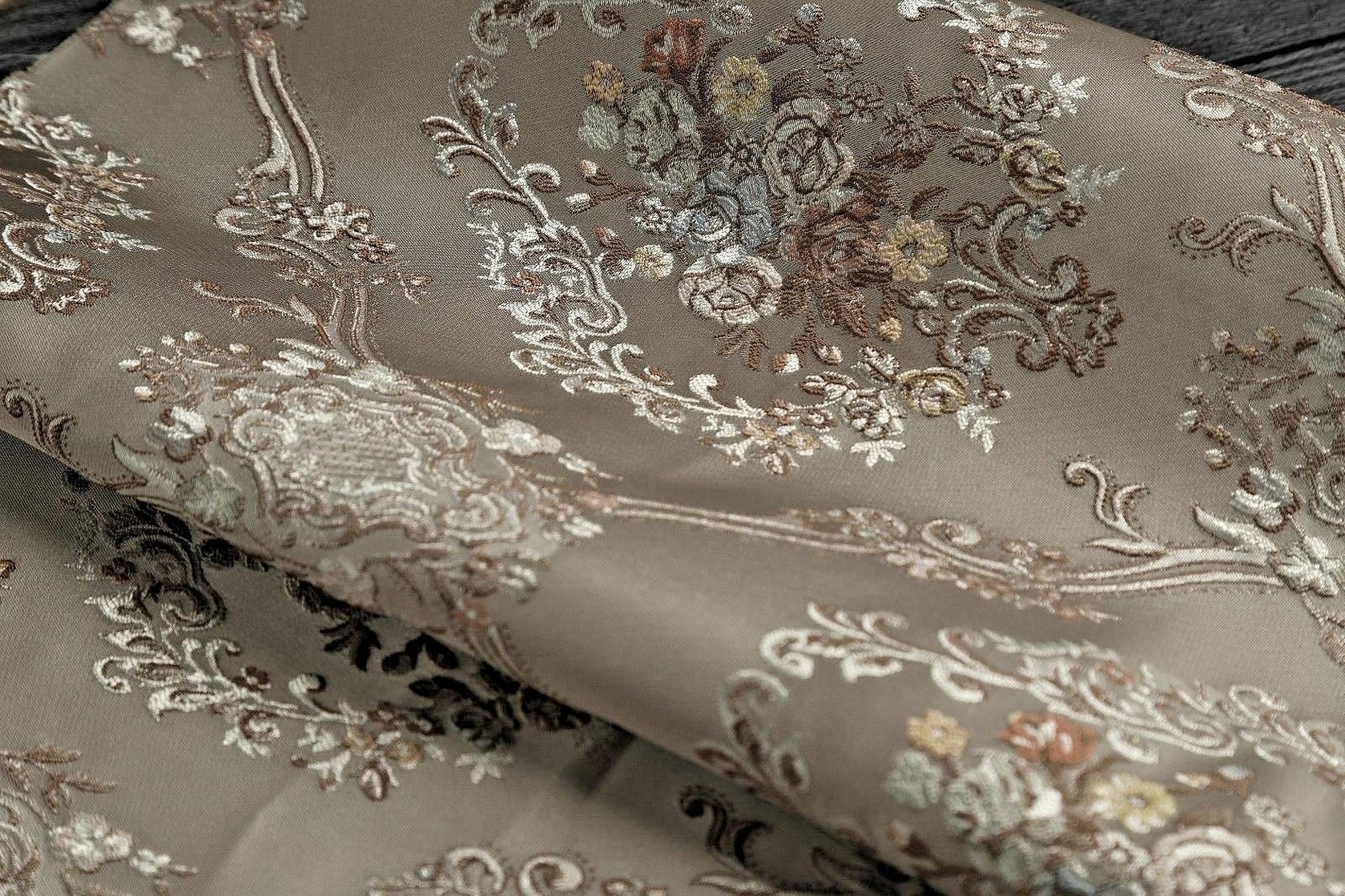 Motivi floreali in esecuzione jacquard