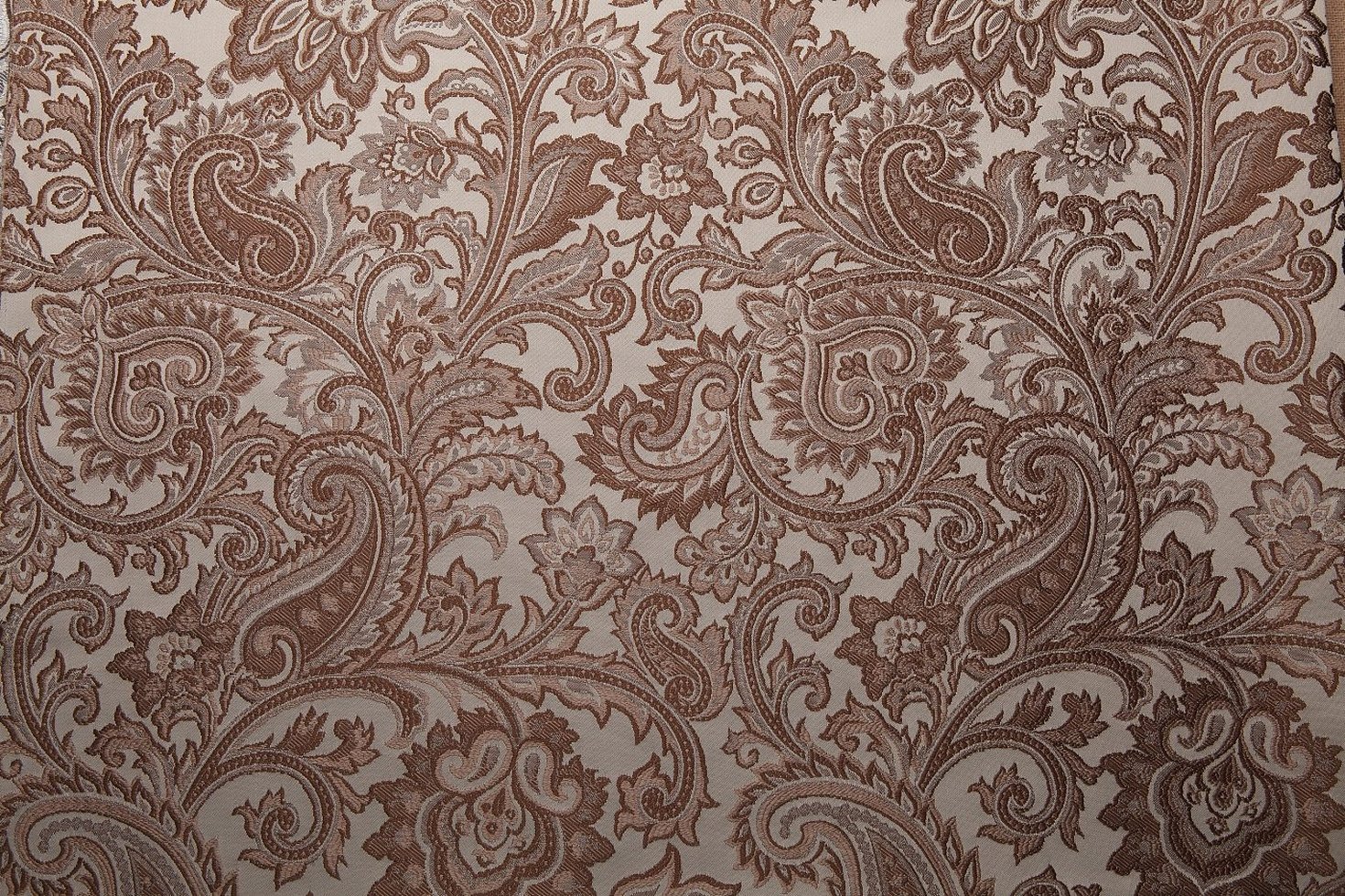 Motivo damascato su sfondi chiari color crema