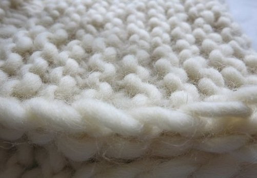 DIY strikket saueullteppe