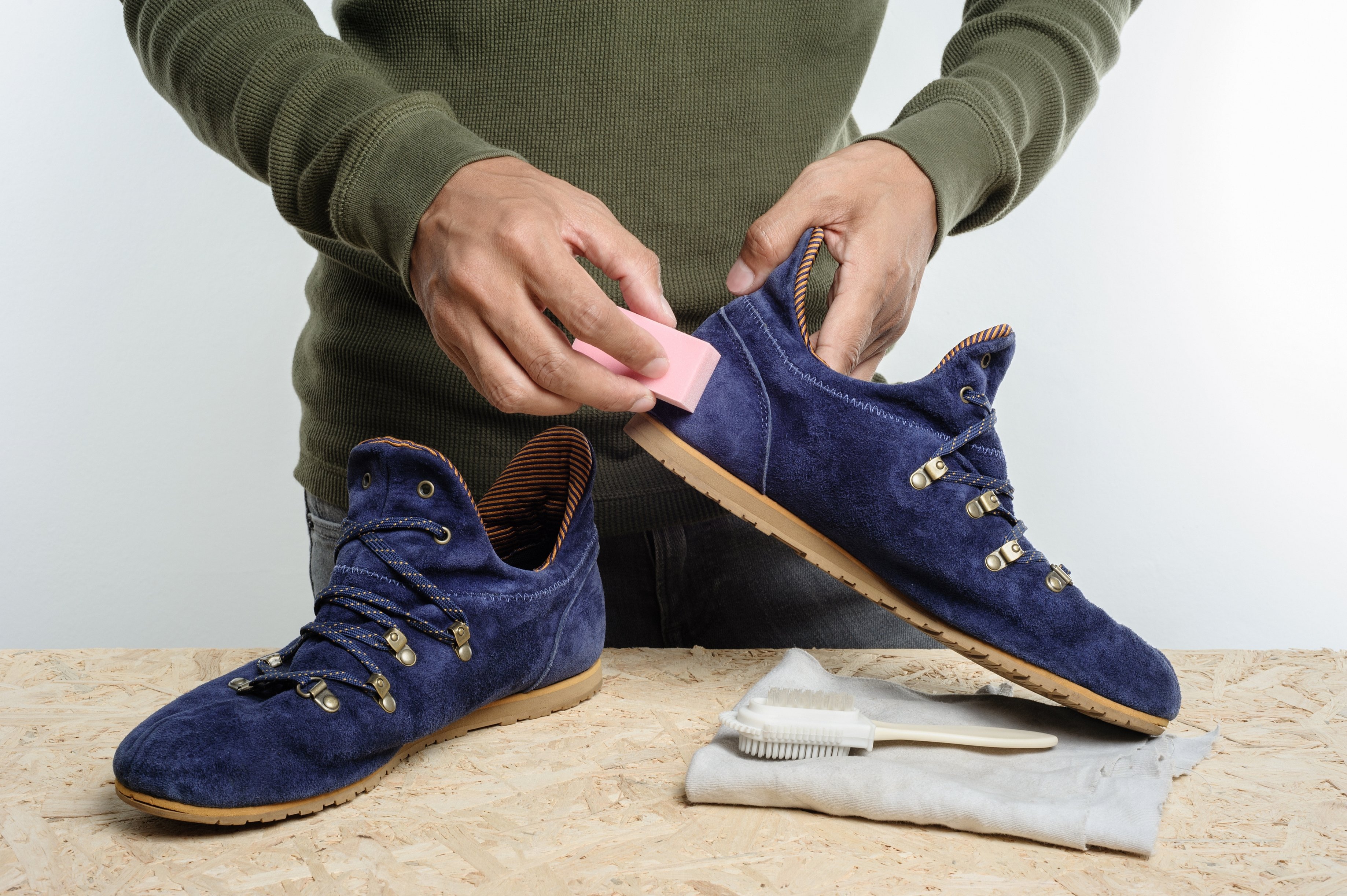 Dipingere le sneakers in pelle scamosciata con vernice liquida