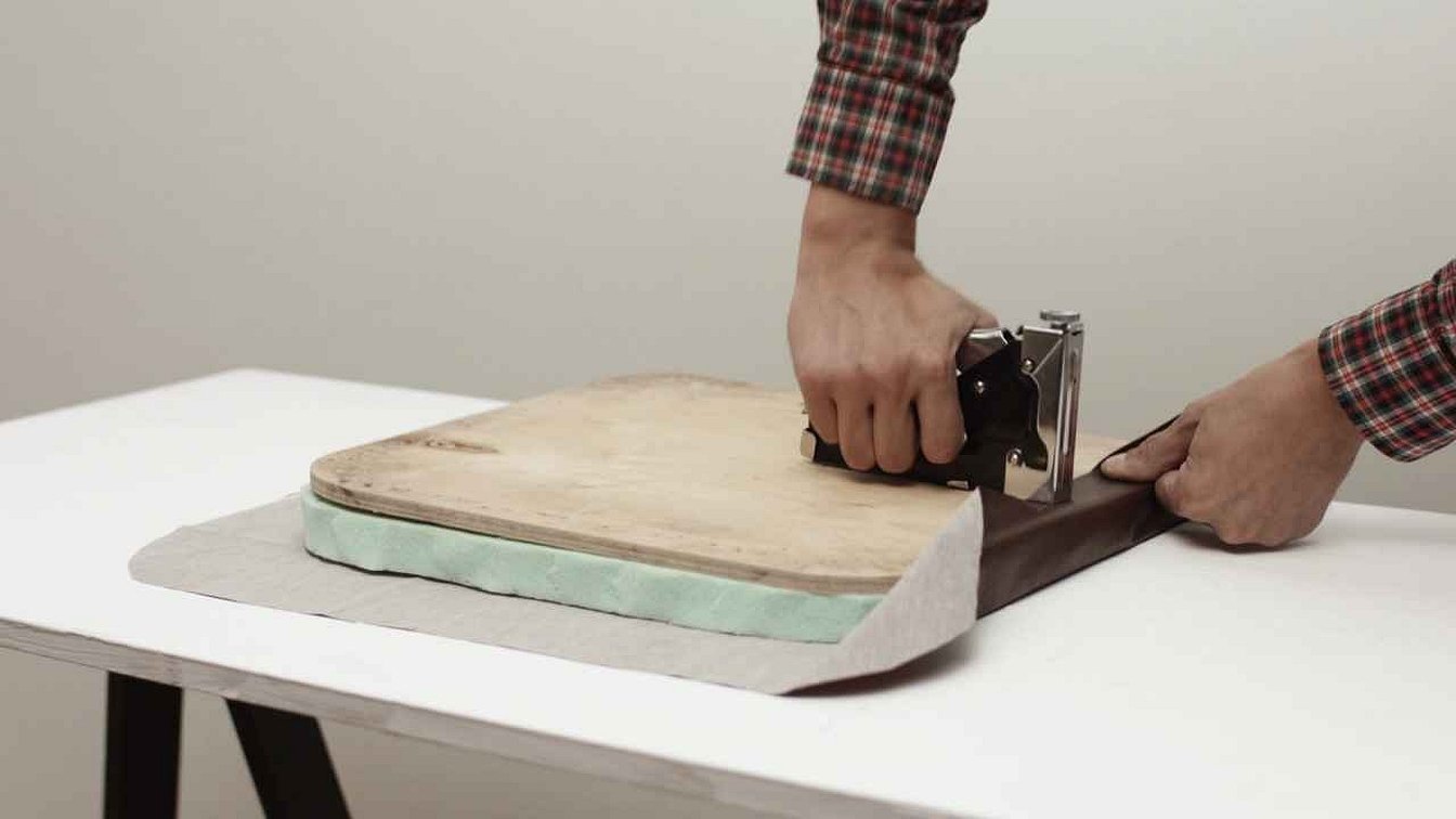 Rivestire il sedile di una sedia con similpelle