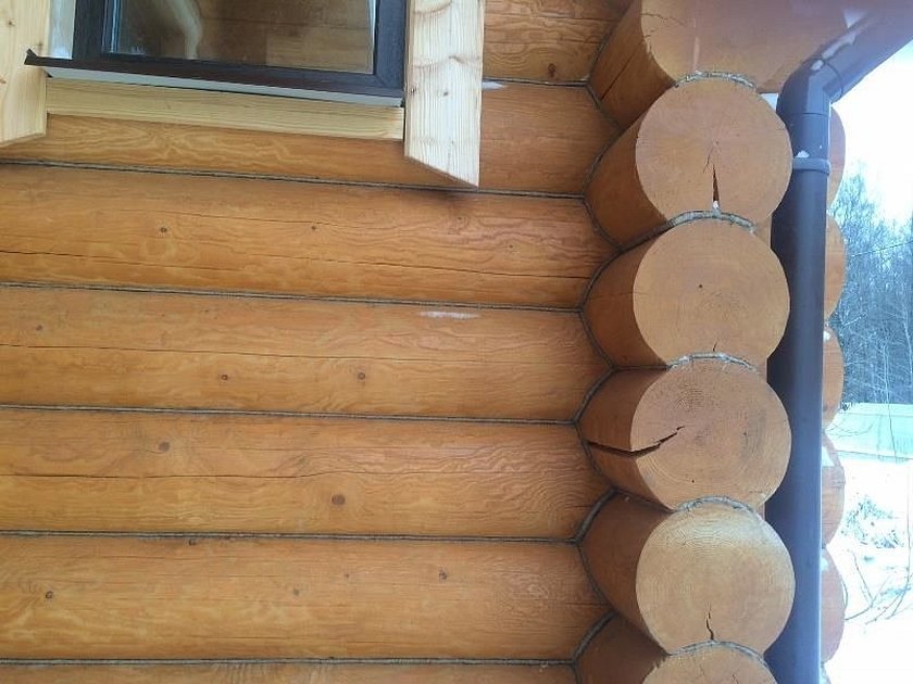 Prosessen med å legge jute i tømmerhus